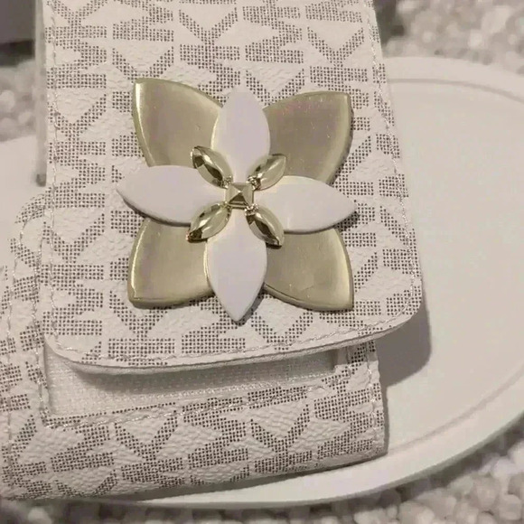 New Michael Kors flip flops - Picture 4 of 9